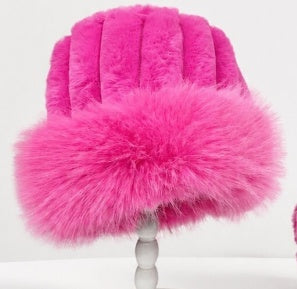 Bolso de peluche con bandolera y gorro – Rosa fuerte | Plush crossbody bag and hat – Rose red